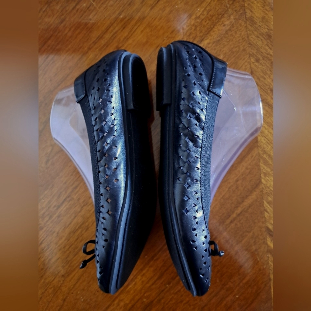 VIONIC Black Flats with Classic Silhouette PERFORATED with a CUTE BOW never worn - Picture 3 of 9